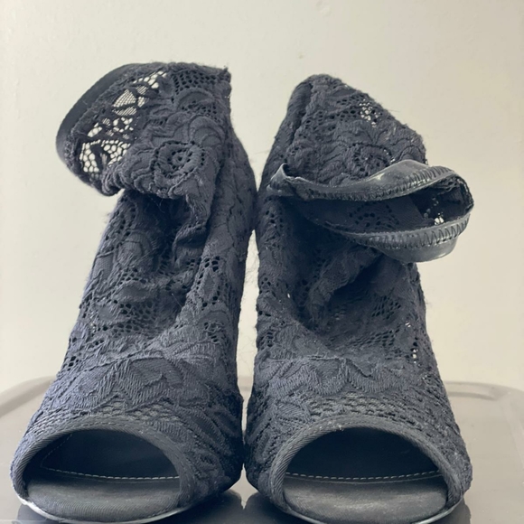 Black Laced Stilletto -- 8.5 - Picture 3 of 4